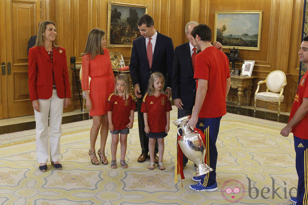 Iker Casillas saluda a la Familia Real Española en la recepción a 'La Roja'