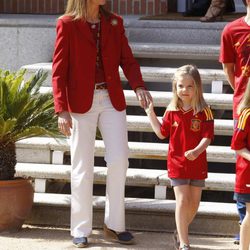 La Infanta Elena lleva de la mano a la Infanta Sofía en la recepción a 'La Roja'