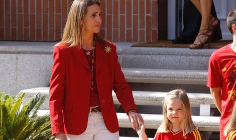 La Infanta Elena lleva de la mano a la Infanta Sofía en la recepción a 'La Roja'