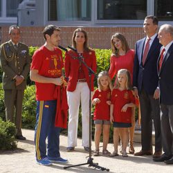 Iker Casillas habla ante la Familia Real durante la recepción a 'La Roja' en Zarzuela
