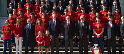 La Familia Real posa con la selección española en Zarzuela