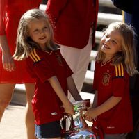 Las Infantas Leonor y Sofía con la Eurocopa 2012