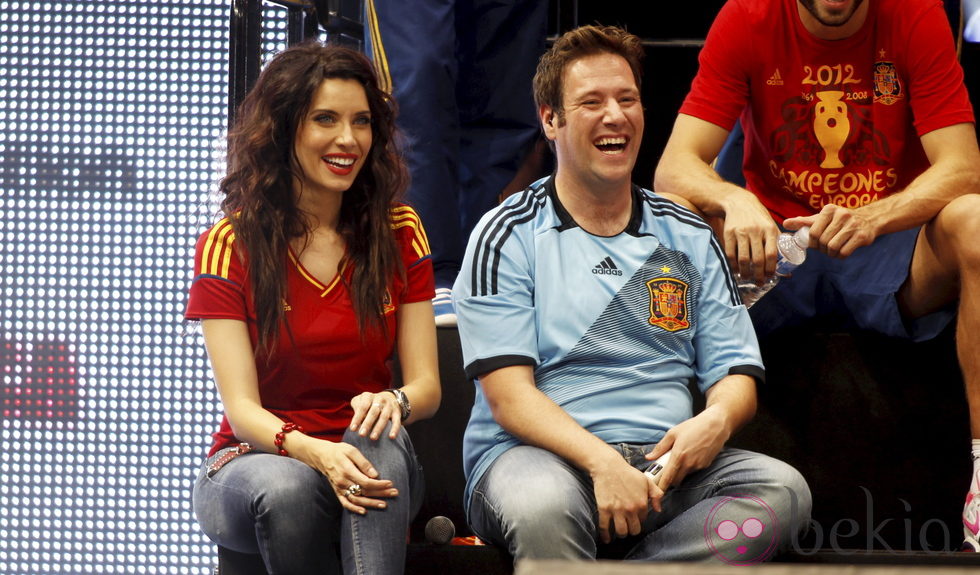 Pilar Rubio y Carlos Latre en la celebración en Cibeles del triunfo de 'La Roja' en la Eurocopa 2012