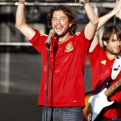 Manu Carrasco en el concierto celebrado por el triunfo de España en Cibeles