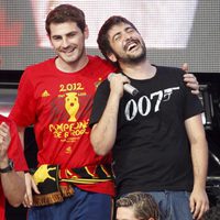 Iker Casillas con Estopa en el concierto celebrado por el triunfo de España en Cibeles