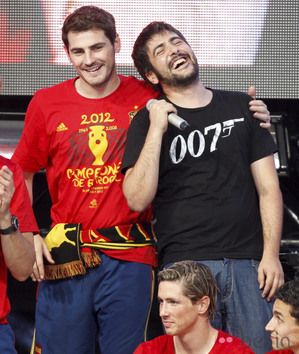 Iker Casillas con Estopa en el concierto celebrado por el triunfo de España en Cibeles