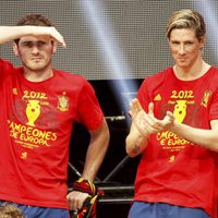 Fernando Torres aplaude e Iker Casillas busca a Sara Carbonero en la celebración de la Eurocopa 2012 en Cibeles