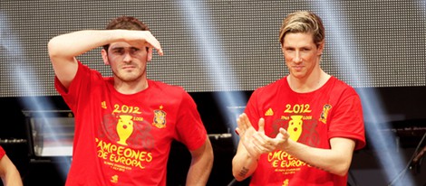 Fernando Torres aplaude e Iker Casillas busca a Sara Carbonero en la celebración de la Eurocopa 2012 en Cibeles