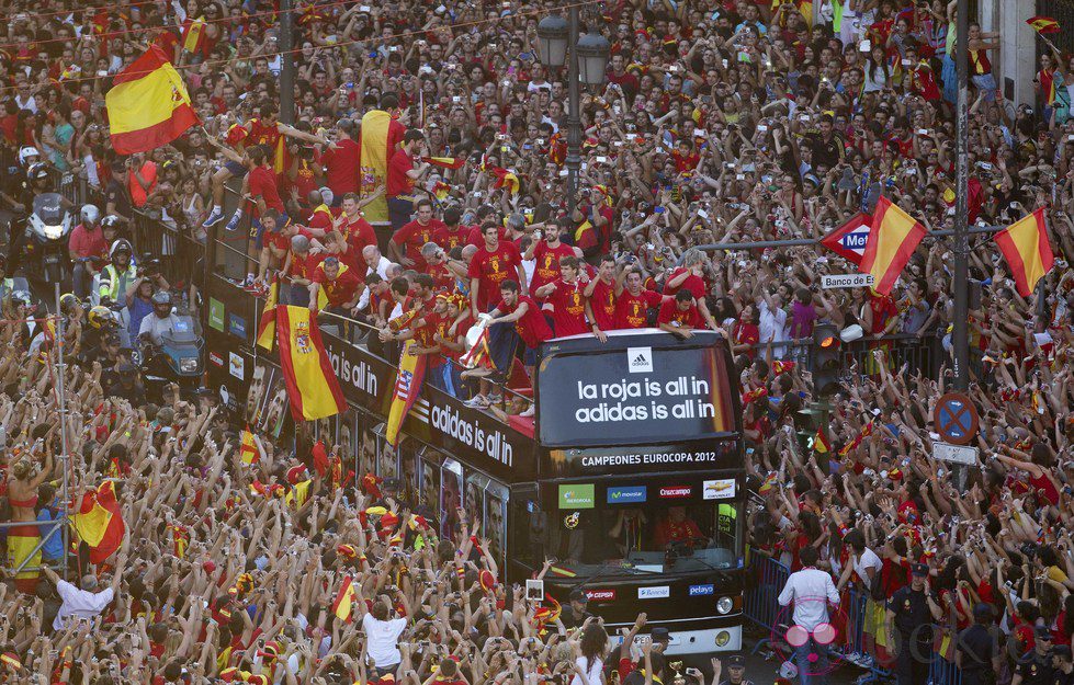 El autobús de la selección española avanza entre la multitud por las calles de Madrid