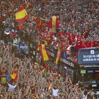 El autobús de la selección española avanza entre la multitud por las calles de Madrid