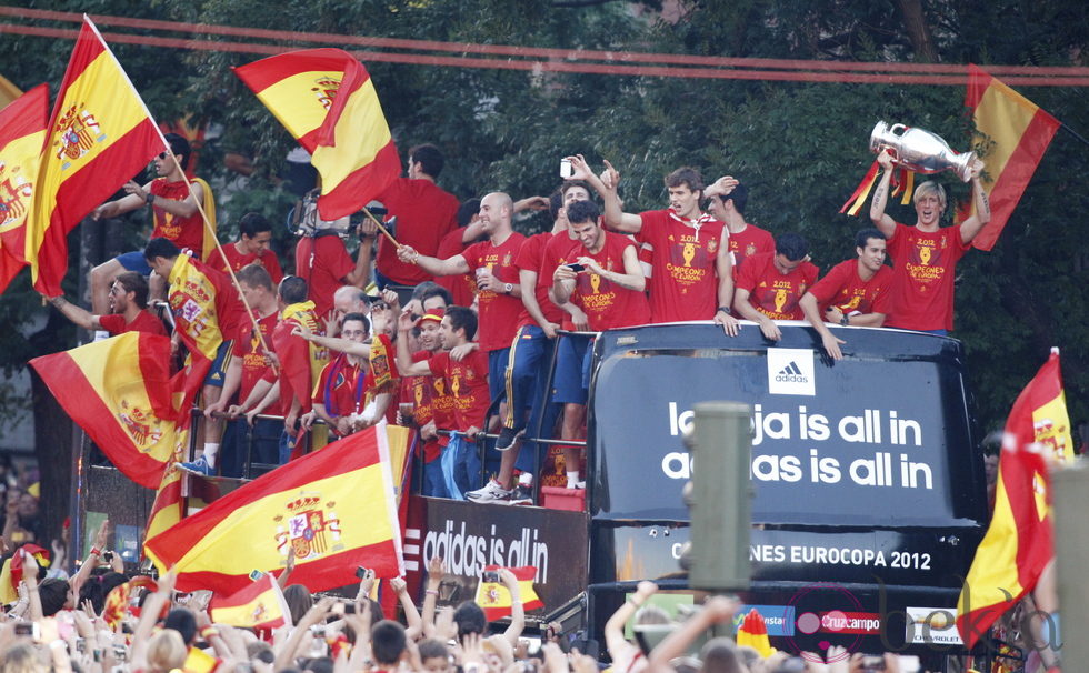 Los jugadores de 'La Roja' en el autobús rumbo a Cibeles para celebrar la Eurocopa 2012