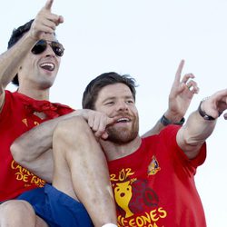 Álvaro Arbeloa y Xabi Alonso celebran la Eurocopa 2012 en Madrid