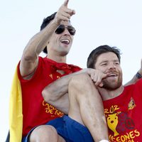 Álvaro Arbeloa y Xabi Alonso celebran la Eurocopa 2012 en Madrid