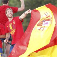 Sergio Ramos agita la bandera de España en la celebración en Madrid de la Eurocopa 2012