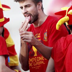 Gerard Piqué se chupa los dedos en la celebración de la Eurocopa 2012 en Madrid