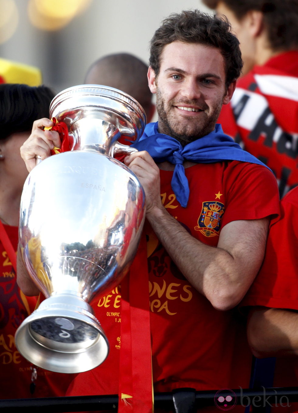 Juan Mata con la Eurocopa durante la celebración del título en Madrid