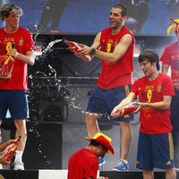 Javi Martínez, Torres, Negredo, Silva y Jordi Alba celebran con cerveza la Eurocopa 2012