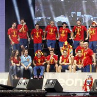 Los jugadores de 'La Roja' sobre el escenario de Cibeles en la celebración de la Eurocopa 2012