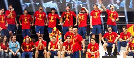 Los jugadores de 'La Roja' sobre el escenario de Cibeles en la celebración de la Eurocopa 2012