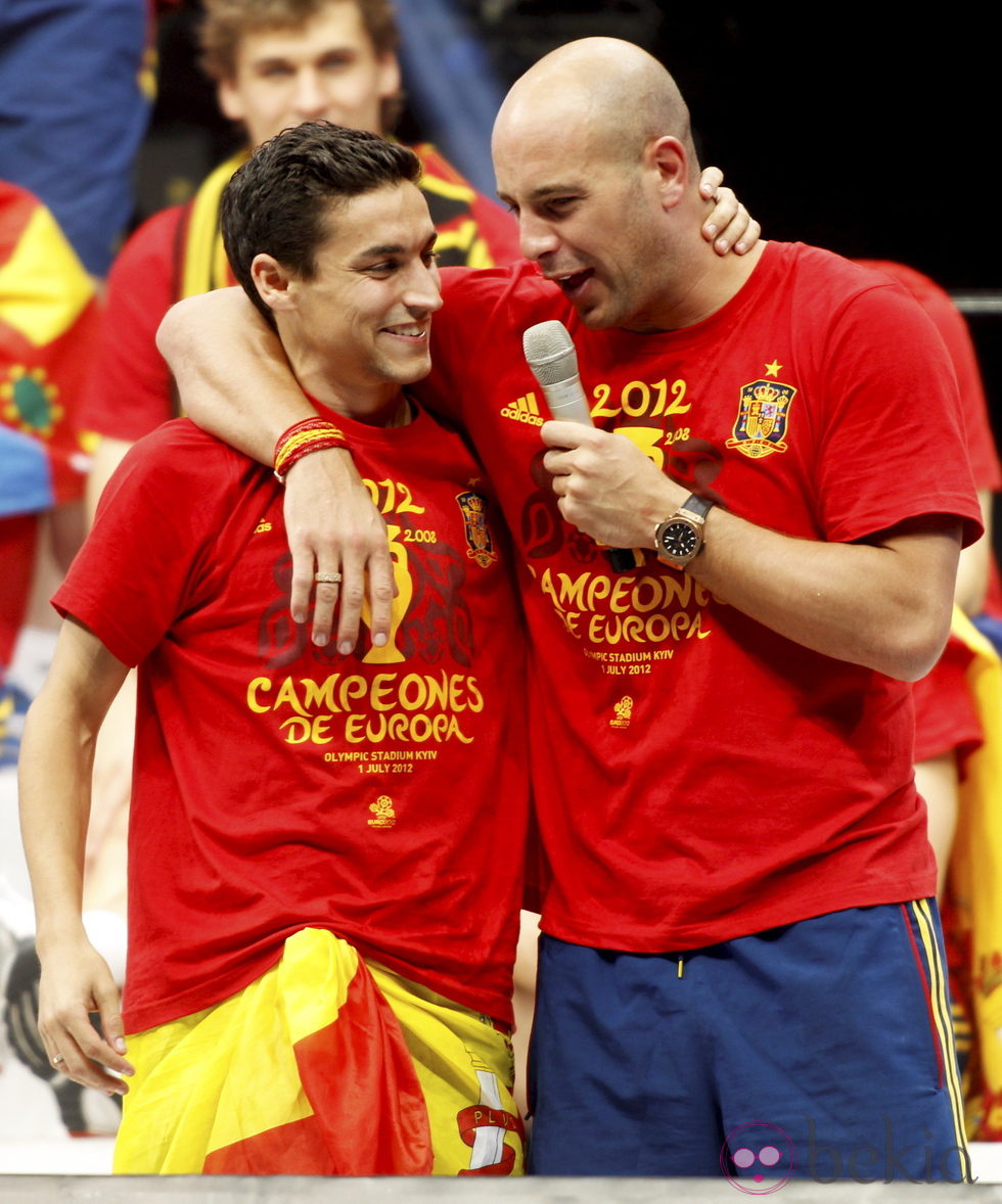 Jesús Navas y Pepe Reina en la celebración de la Eurocopa 2012 en Cibeles