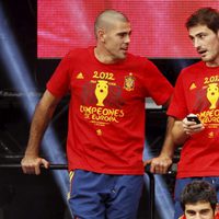 Víctor Valdés e Iker Casillas en la celebración de la Eurocopa 2012 en Cibeles