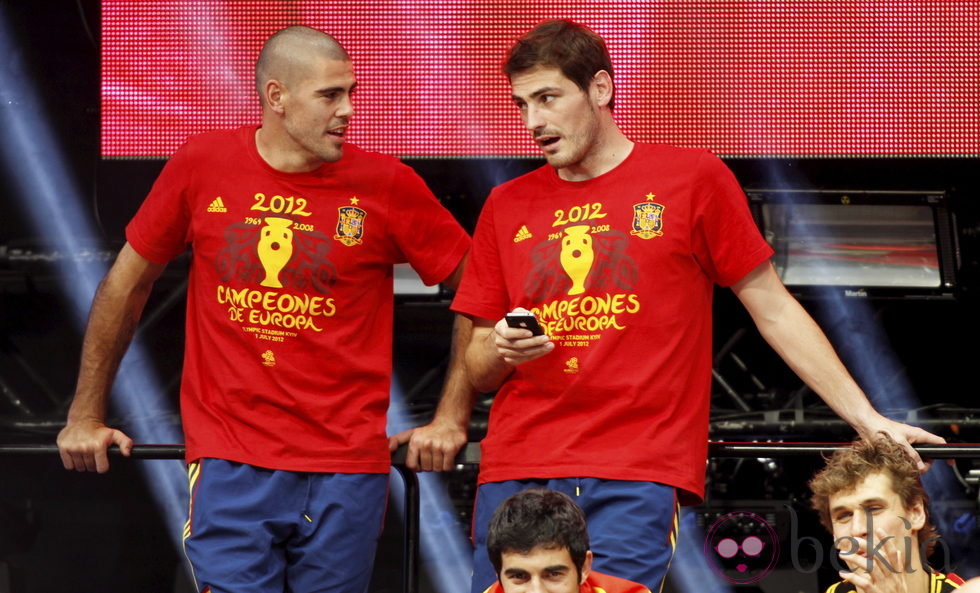 Víctor Valdés e Iker Casillas en la celebración de la Eurocopa 2012 en Cibeles