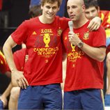 Fernando Llorente y Pepe Reina en la celebración de la Eurocopa 2012 en Cibeles