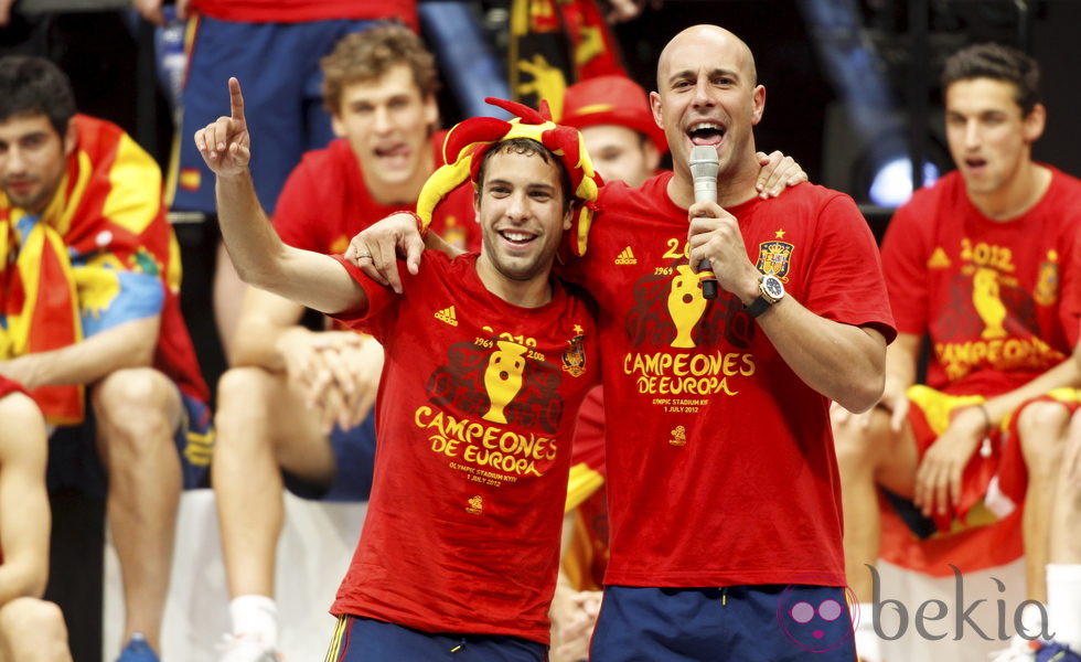 Pepe Reina y Jordi Alba en la celebración de la Eurocopa 2012 en Cibeles