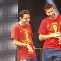 Xavi Hernández, Gerard Piqué y Pedro en la celebración de la Eurocopa 2012 en Cibeles