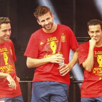 Xavi Hernández, Gerard Piqué y Pedro en la celebración de la Eurocopa 2012 en Cibeles