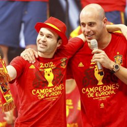 Iniesta y Pepe Reina en la celebración de la Eurocopa 2012 en Cibeles