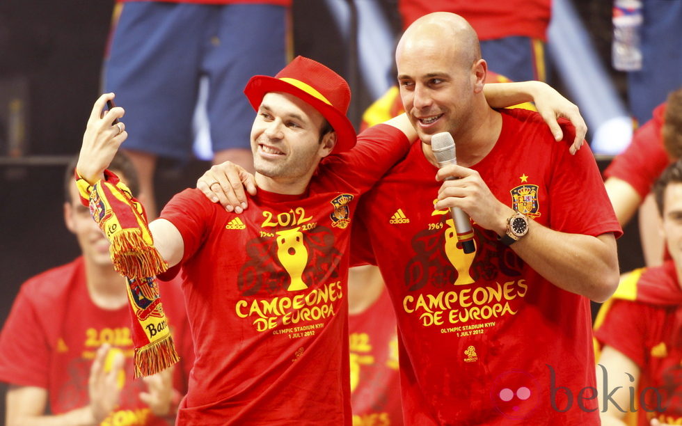 Iniesta y Pepe Reina en la celebración de la Eurocopa 2012 en Cibeles