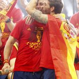 Sergio Ramos besa a Pepe Reina en la celebración de la Eurocopa 2012 en Cibeles