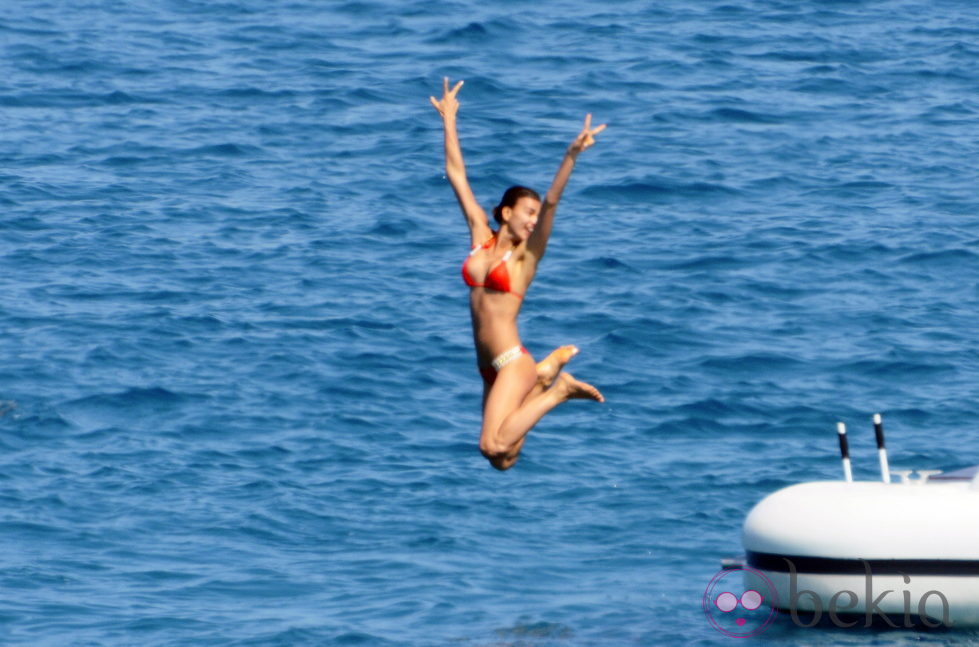 Irina Shayk se lanza el mar desde un barco en Saint-Tropez