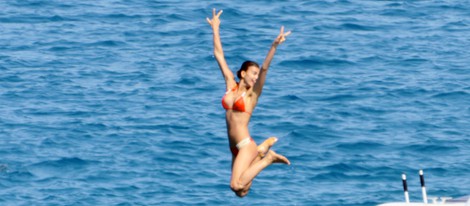Irina Shayk se lanza el mar desde un barco en Saint-Tropez
