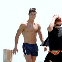 Cristiano Ronaldo presume de torso desnudo en Saint-Tropez