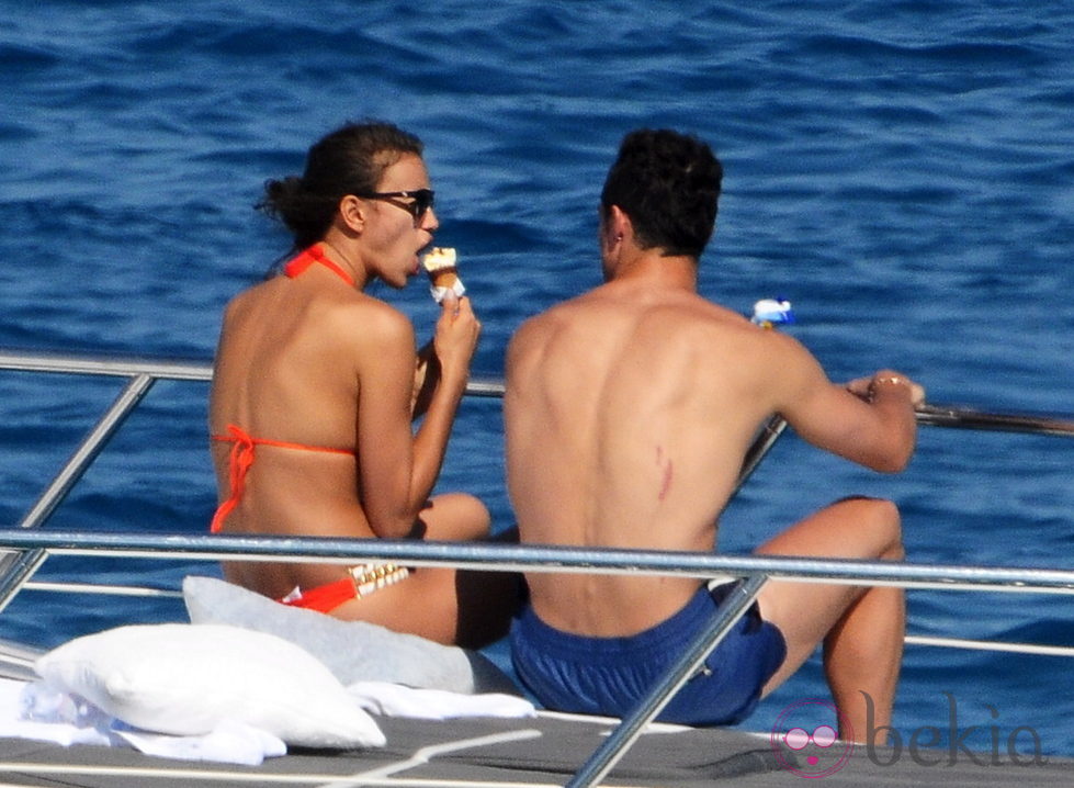 Cristiano Ronaldo e Irina Shayk comiéndose un helado en Saint-Tropez