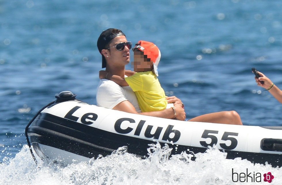 Cristiano Ronaldo con su hijo en una lancha en Saint-Tropez