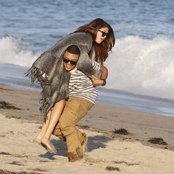 Selena Gomez acompañada de un amigo en las playas de Malibú