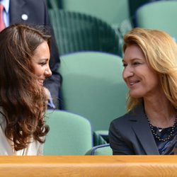 La Duquesa de Cambridge charla con Steffi Graf en Wimbledon 2012