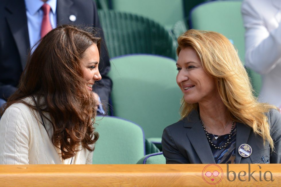 La Duquesa de Cambridge charla con Steffi Graf en Wimbledon 2012