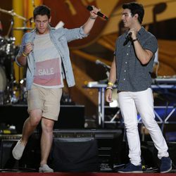 Nick y Joe Jonas en un concierto con motivo de la celebración del 4 de julio
