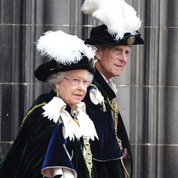 La Reina Isabel y el Duque de Edimburgo en el nombramiento del Príncipe Guillermo como Caballero de Thistle