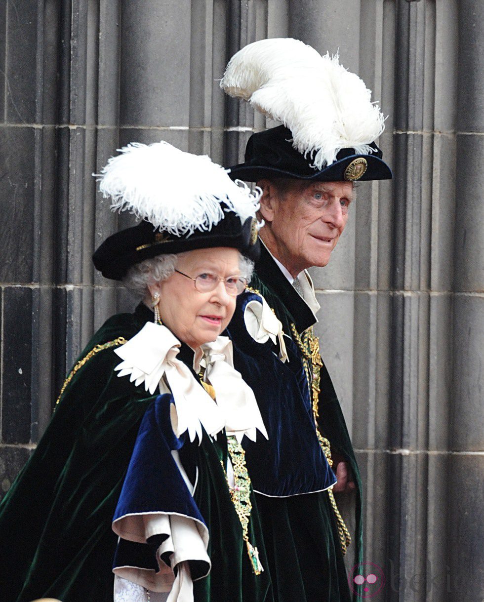 La Reina Isabel y el Duque de Edimburgo en el nombramiento del Príncipe Guillermo como Caballero de Thistle