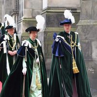 La Princesa Ana acompaña al Príncipe Guillermo en su nombramiento como Caballero de Thistle