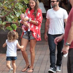 Alessandra Ambrosio y Jamie Mazur con sus hijos Anja y Noah Phoenix en Malibú