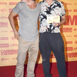Hugo Silva y Asier Etxeandía en el estreno de 'Carmina o revienta'