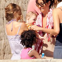 Melani Olivares de vacaciones con sus hijas en Cádiz