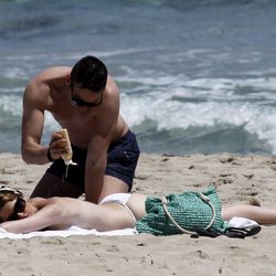 Sergio echa crema a Adriana Abenia durante sus vacaciones en Ibiza