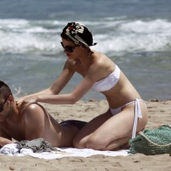 Adriana Abenia echa crema a su novio Sergio Abad durante sus vacaciones en Ibiza